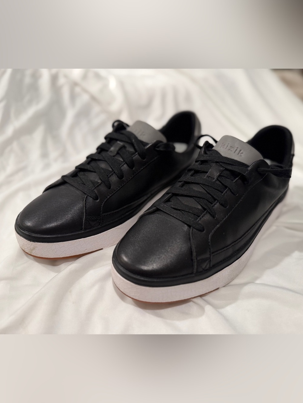 Kizik Vegas Casual Sneakers - W8/M6.5 - Black Leather